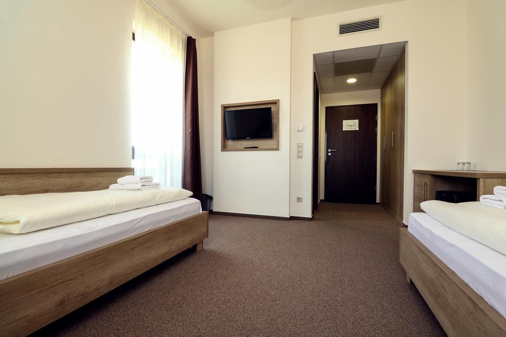 Ipari Park Panzio Hotel Szolnok Buitenkant foto